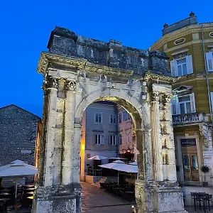 Dejan Apartman Pula